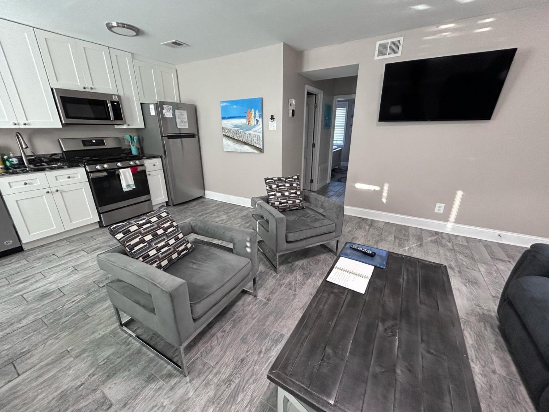 Beach Block Parking Modern Decor Porch บริแกนทีน ภายนอก รูปภาพ
