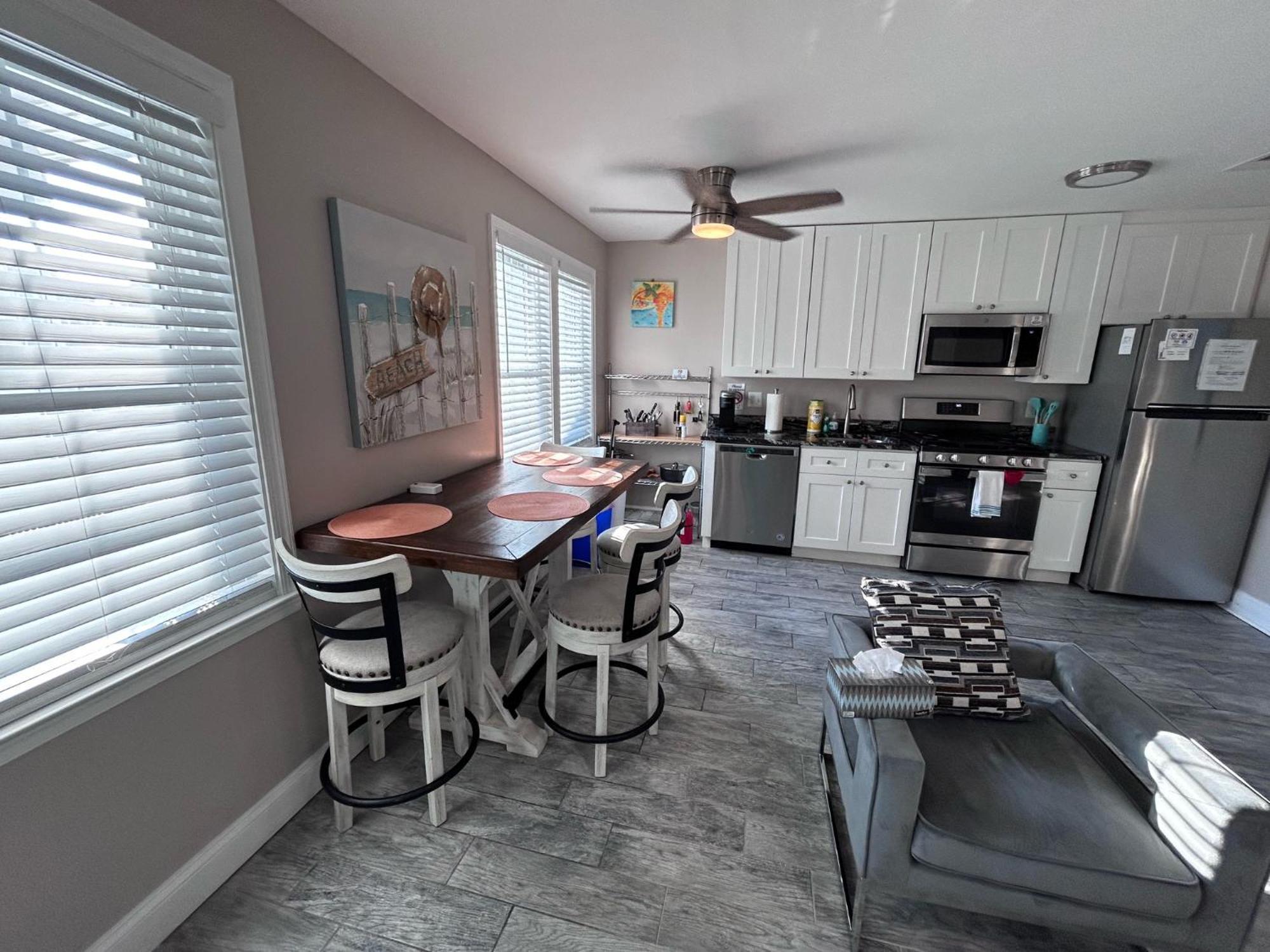 Beach Block Parking Modern Decor Porch บริแกนทีน ภายนอก รูปภาพ